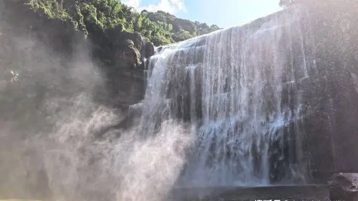 赤水丹霞旅游区·大瀑布,被称为“千瀑之市”。