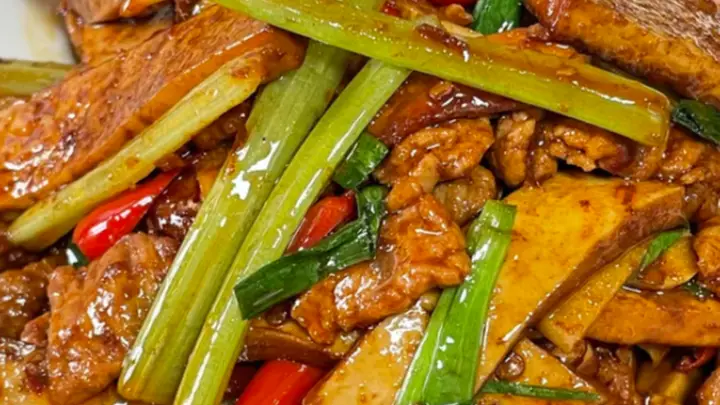 香干先煸芹菜快炒,一盘皖式小炒盛满家常清鲜滋味
