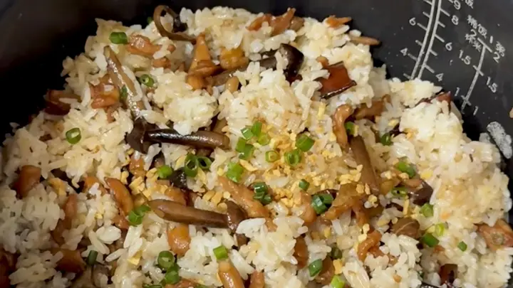 菌香鸡油焖饭:一锅端出的家常至味