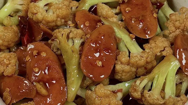 干锅花菜炒火腿肠,这盘脆嫩香辣太费饭了