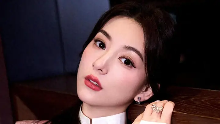 方媛带俩女儿香港逛街!身材娇小 穿高奢却又土又村,菲佣全程陪同