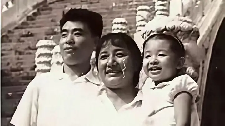 70年代,韩红童年和父亲韩德江、母亲雍西出门游玩,一张温馨合影