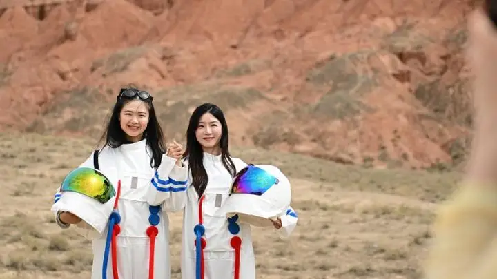 外星谷地质公园“星际漫游”引游客感受“异星地表”