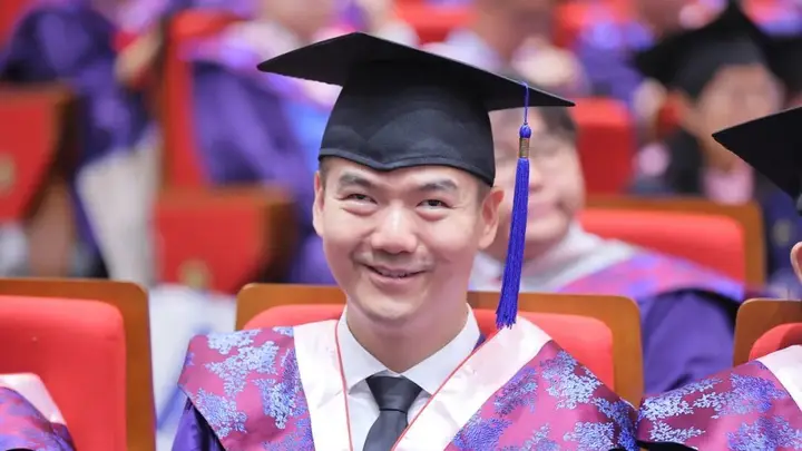 清华首位盲人博士生,祝贺梁江波!