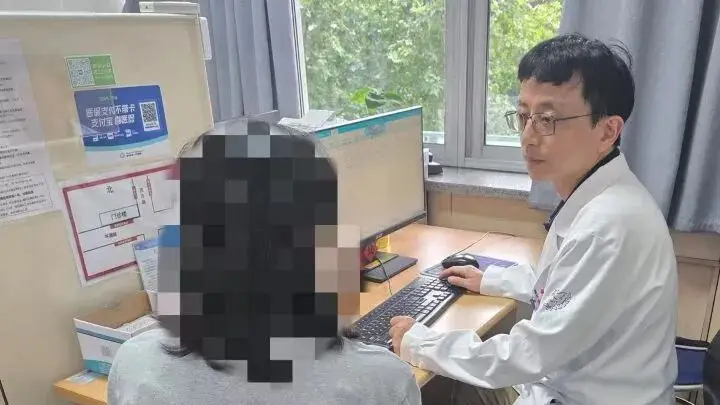 去年夏天住了一次农家乐，27岁女子全身瘙痒，今年还在跑医院！医生：出游住宿一个细节要注意