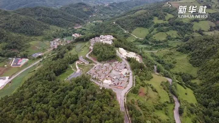 四川昭觉县:大凉山彝族村寨旧貌换新颜