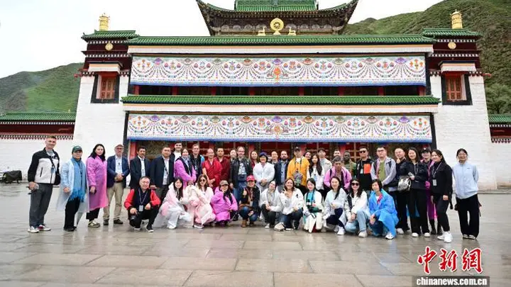 外籍摄影师看甘南：不止古寺禅韵，更有人间鲜活