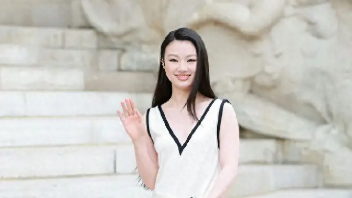 单依纯巴黎高定首秀:黑白极简长裙演绎香奈儿优雅松弛美学