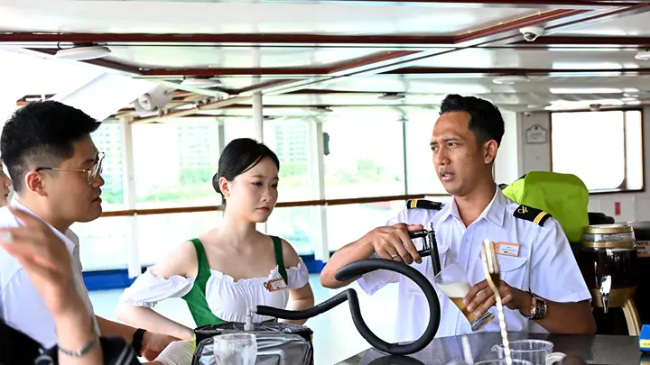 青岛举办“海上啤酒节”邮轮静态游活动成啤酒节分会场