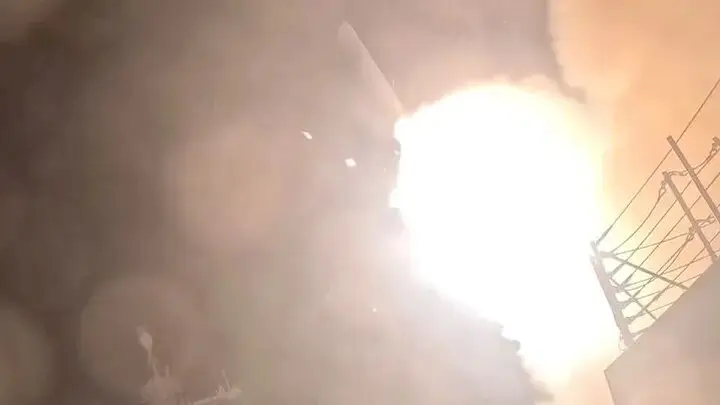 美军连续第九晚打击伊朗 伊方称霍尔木兹海峡两油轮爆炸