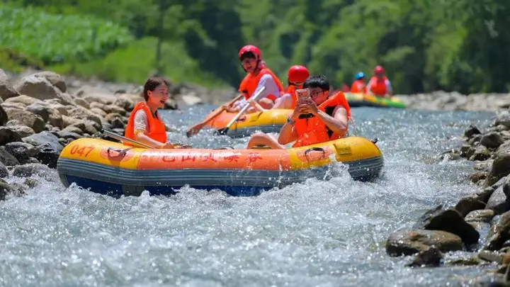 18℃矿泉水漂流！四川达州巴山大峡谷解锁夏日清凉秘境