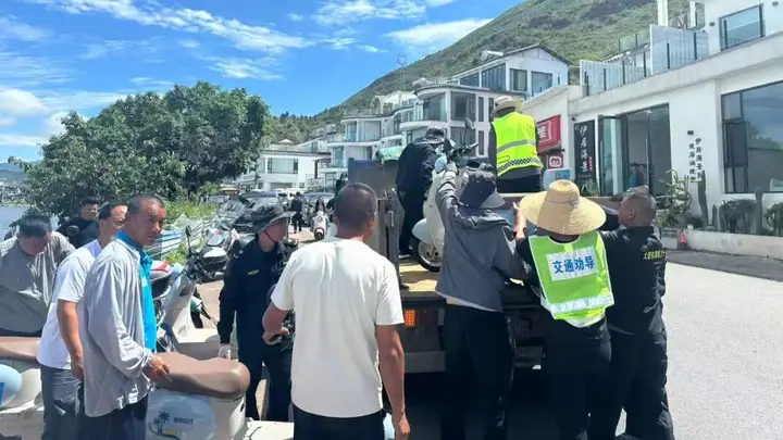 挖色镇集中整治路域环境 提升暑期旅游品质