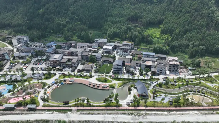 芦山大川镇“凉经济”火爆：民宿满员 游客盈门