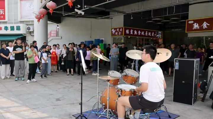 菜场里办起音乐会，商户居民登台当主角