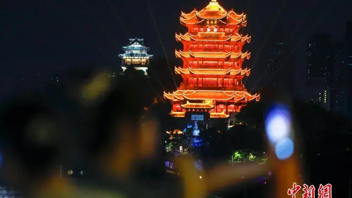 游客夜游武汉长江大桥 江风灯火两相宜