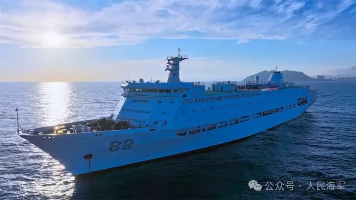 乘坐军舰去报到!空军稍早前出动运-20,从石家庄、济南等地接学生