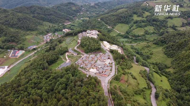 四川昭觉县：大凉山彝族村寨旧貌换新颜