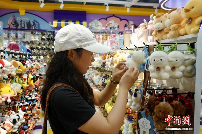 浙江义乌：羊元素文创产品走俏市场