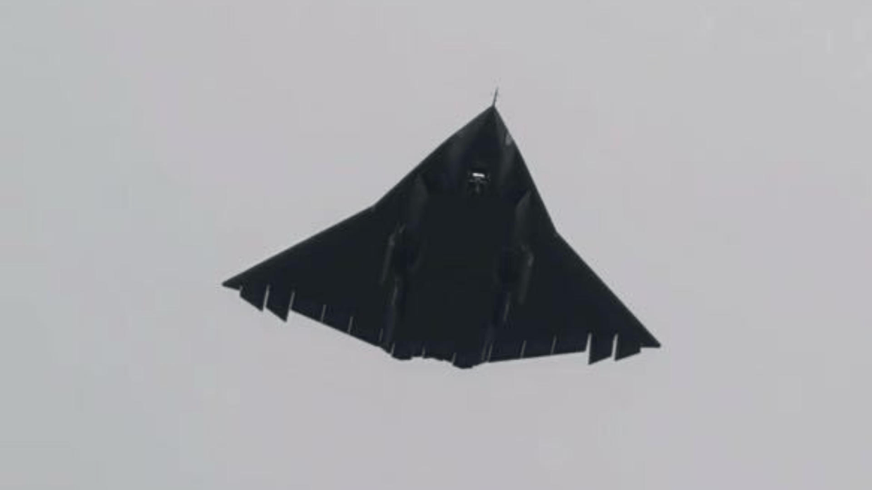 解放军终于官宣六代机？宣传片惊现关键镜头，服役来得或比预期早