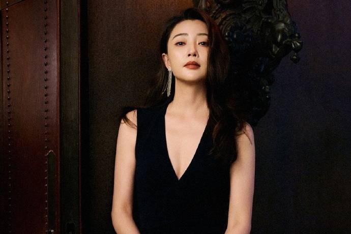 被殷桃的“饱满”身材惊艳了，一袭深V裙秀出曲线感，气质好撩人