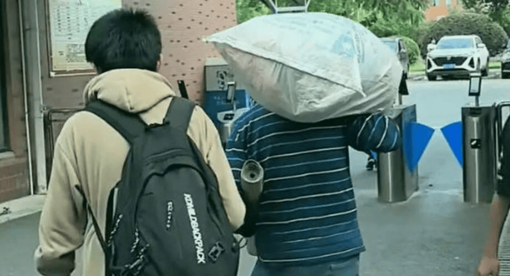 有钱人家托举靠砸钱，普通家庭托举靠四个字：别拖后腿