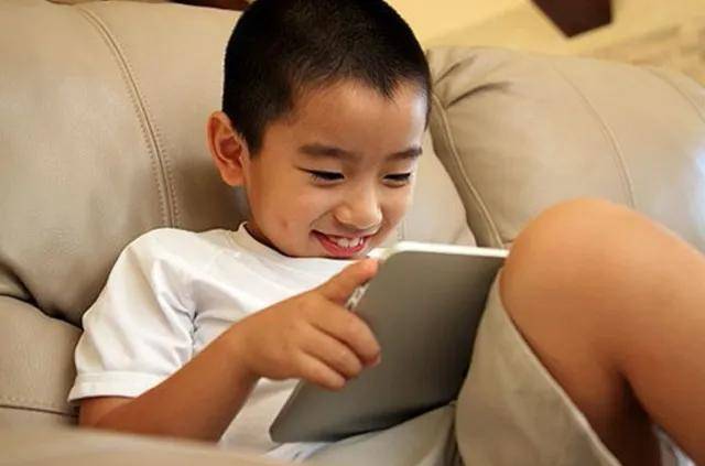 孩子沉迷手机，不是贪玩，是现实生活太匮乏，家长做好这几点