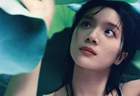 李思潼白色蕾丝吊带简约柔和 神情悠然松弛自带不俗灵气