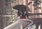 刘涛雨夜撑伞搂着助理一路小跑 全程温柔细心体贴