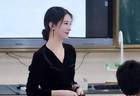 女老师穿“孕妇装”上课被举报，家长：薄如蝉翼，孩子上课都分心