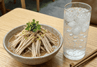 开胃冷面大赏：麻酱鸡丝冷面配冰镇气泡水，爽滑一夏