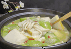 三伏天清爽汤鲜味：丝瓜鱼糕蘑菇锅，连汤都好喝