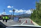 国家修的路,凭啥不让走?甘肃景区设卡拦车引争议,官方回应