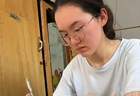 高考699分女孩报清华却被网暴，到底是谁在替她“不配”？