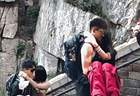 泰山陪爬“变味”，牵手公主抱、明码标价，这山爬得太辣眼
