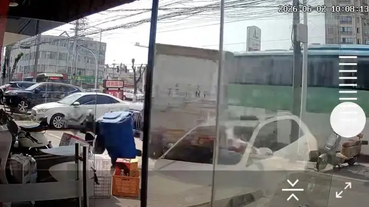 安徽一客车逆行撞上公交车，监控显示有行人被撞