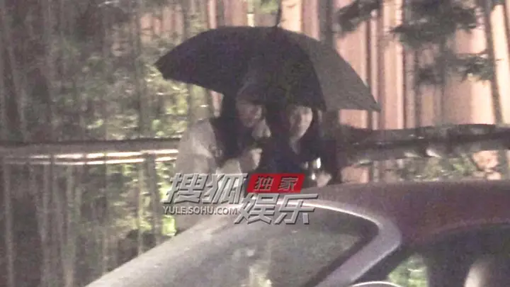 刘涛雨夜撑伞搂着助理一路小跑 全程温柔细心体贴