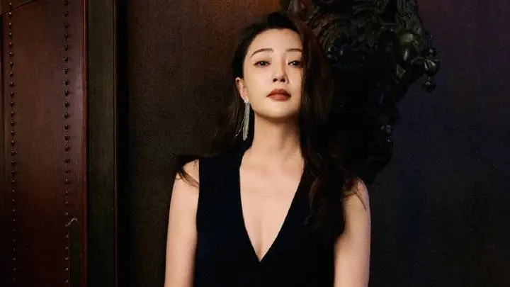 被殷桃的“饱满”身材惊艳了，一袭深V裙秀出曲线感，气质好撩人