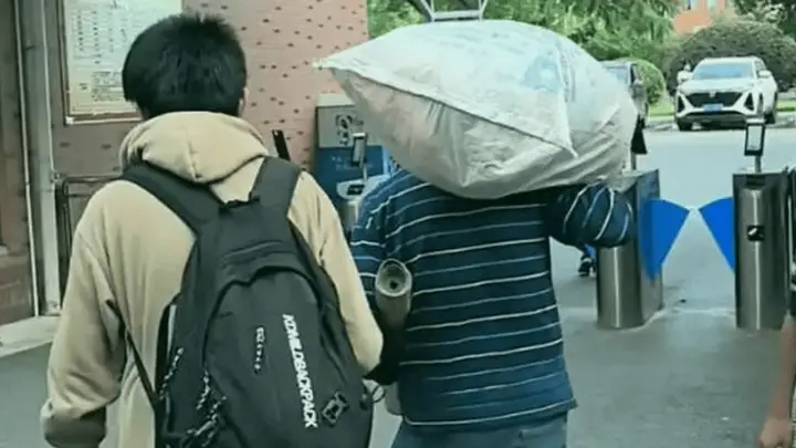 有钱人家托举靠砸钱,普通家庭托举靠四个字:别拖后腿