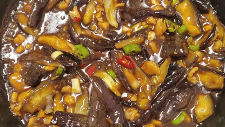 鲜嫩油焖茄子,酱香浓郁,简简单单超适合配米饭