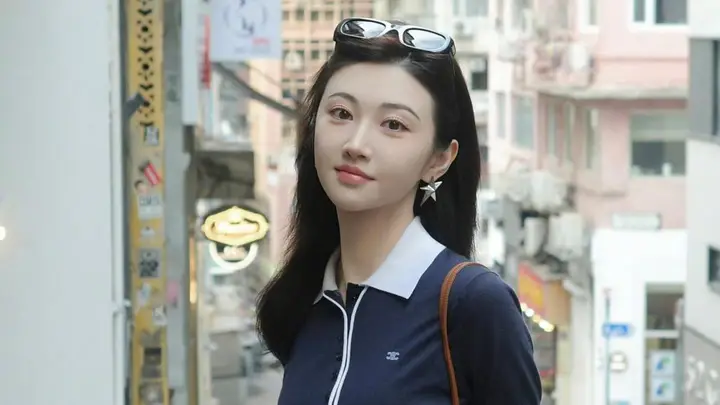 景甜穿藏青短袖配牛仔短裙 休闲复古清爽松弛状态亮眼