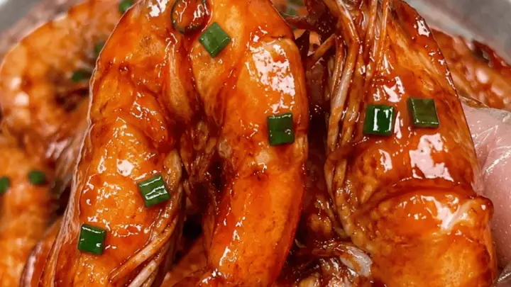 油焖大虾的秘诀：鲜虾、醇味和火候的完美结合