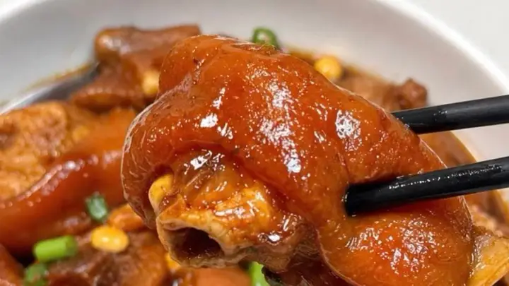 黄豆炖猪蹄:软糯脱骨,一口沦陷的家常硬菜