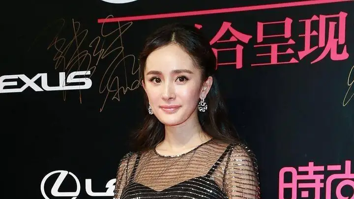 杨幂丝袜大片引爆双标审美:高级感与夜店风,只差一张脸的距离