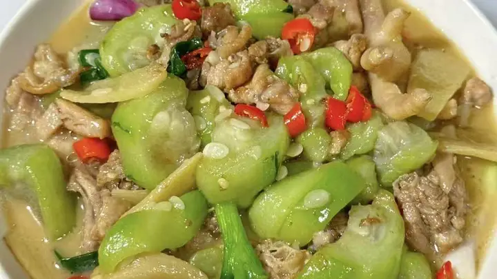 夏天里的醉人鲜香:丝瓜焖鸡,一锅清爽入魂
