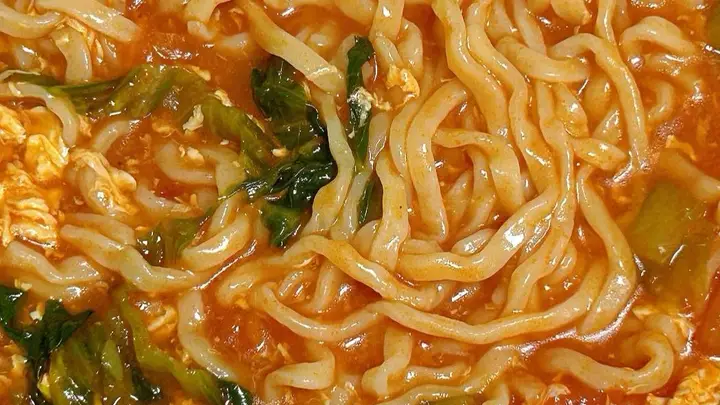 一碗番茄鸡蛋生菜面,是刻进骨子里的治愈暖汤