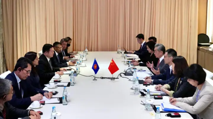 即将启幕!东盟会谈现场,王毅直面菲律宾相关问题并强调南海和平重要性