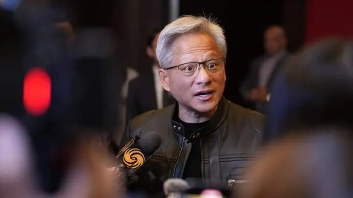 7月16日Kimi发布引震动 英伟达黄仁勋公开力挺中国AI 费城半导体指数暴跌算力需求引担忧