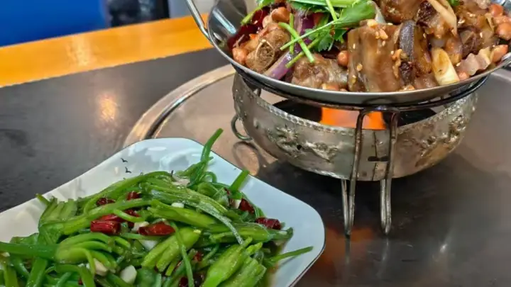 丽江雨季寻味｜野生菌火锅全攻略：安全觅食与古城避坑指南