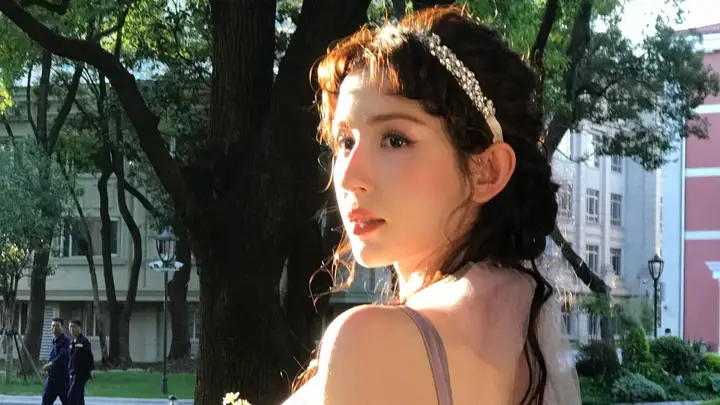 哈妮克孜淡紫纱裙搭配卷发 林间柔光自带童话少女感