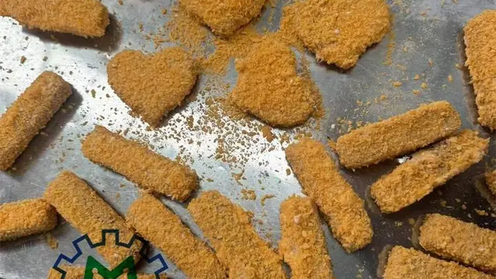 炸酸奶上浆裹粉油炸线 冰淇淋裹浆裹糠油炸机 牛奶块上浆裹粉油炸加工整套设备